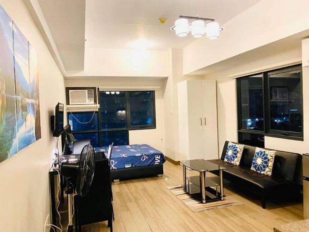 Business Studio, City View